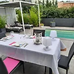 לינה וארוחת בוקר Cosy Adults Only 4*